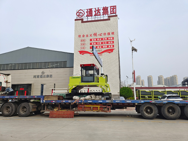 履帶式翻拋機發往山東萊西.jpg 履帶式翻拋機發往山東萊西.jpg